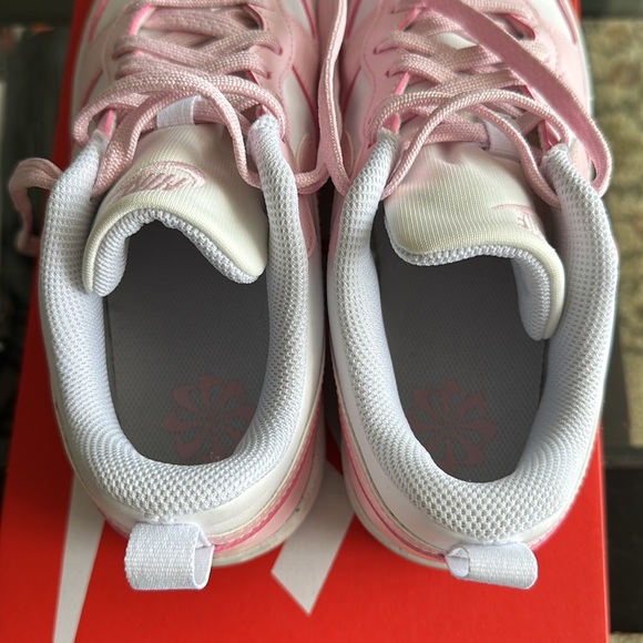 EUC Nike pink and white shoes - Picture 5 of 7
